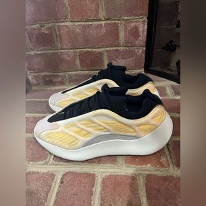 Yeezy boost 700 v2 mono safflower